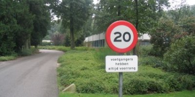 20km bord met voorrang voor voetgangers